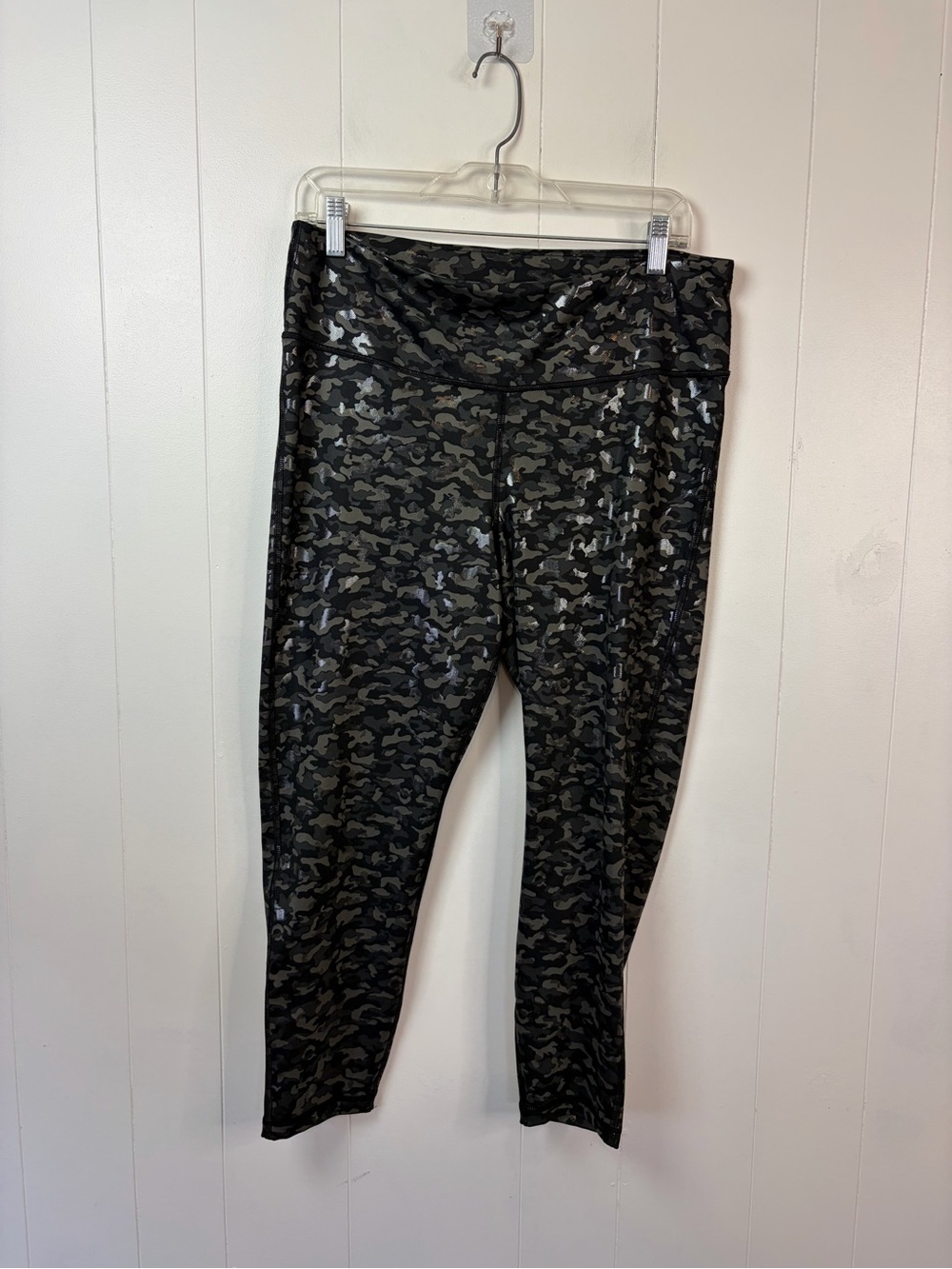 GapFit Women's Size Large Camo Foil 7/8 Leggings High Rise Athleisure Gym Yoga - Picture 3 of 7